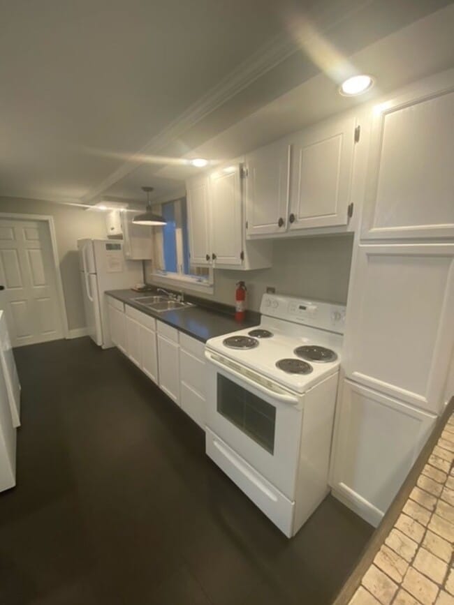 Building Photo - 2 bedroom/1 bath - Available Now