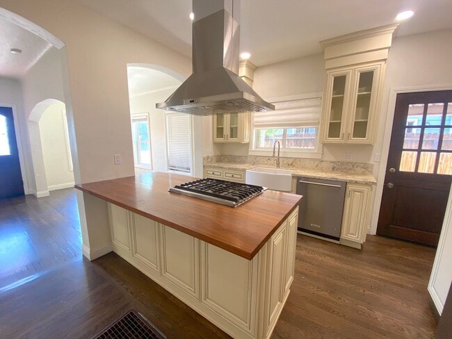 Building Photo - Fabulous Reno Historical House - Charming ...