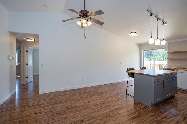 Building Photo - Exquisite 3-bedroom, 2-full bath Home in Puyallup