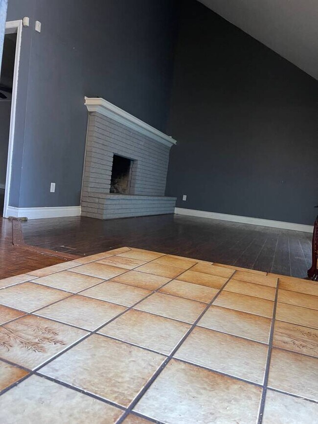 Building Photo - 7204 N Norman Rd