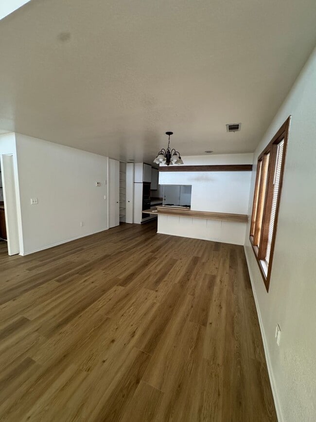 Building Photo - Beautiful home in Desert Knolls area