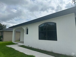 Building Photo - 3 Bedroom 2 Bathroom in Winter Haven