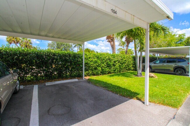Building Photo - 2/2 REMODELED UNFURNISHED CONDO 1ST FLOOR ...