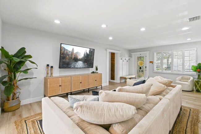 Building Photo - 8110 W Lake Dr