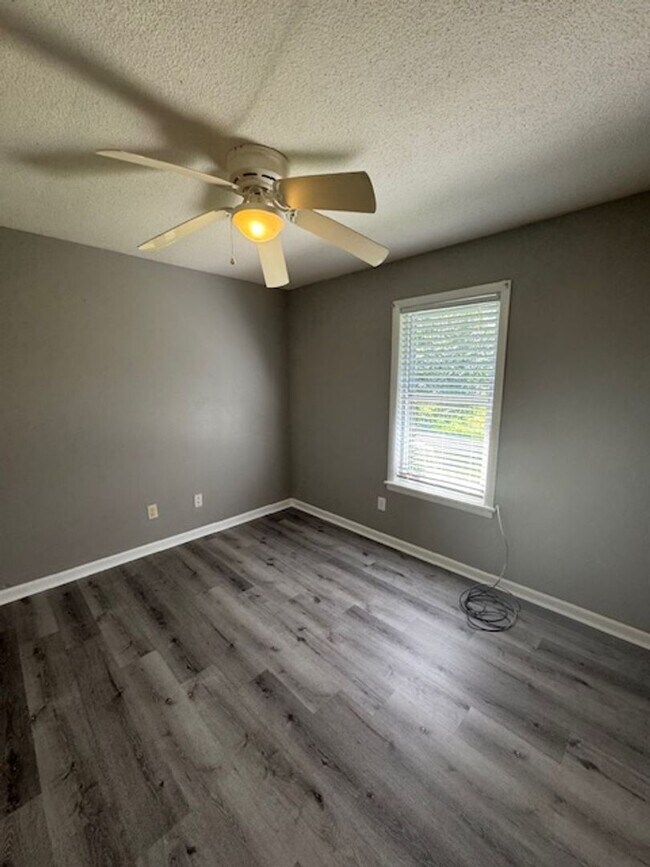 Building Photo - CREEKWOOD