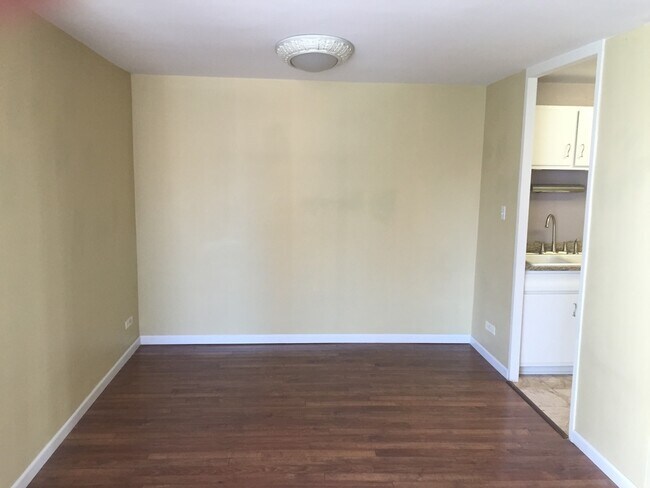 Building Photo - 5740 N Sheridan Rd