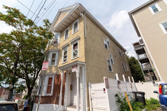 Building Photo - 212 Boylston St