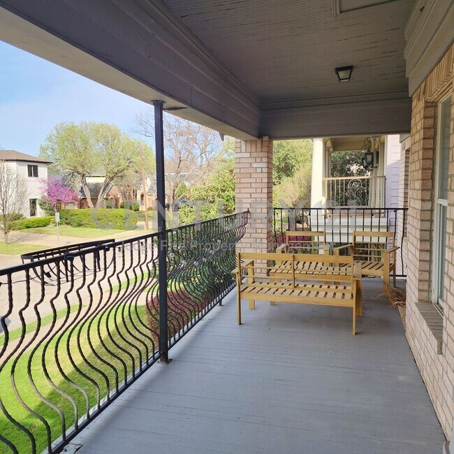 Building Photo - Updated 1/1 Apartment in Prime Dallas Location Ready for Move-In!