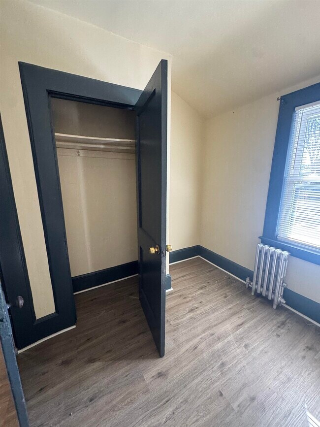 Building Photo - 620 Lyons Ave