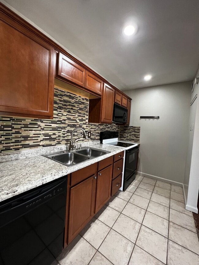 Building Photo - Two Bedroom , Two Bathroom