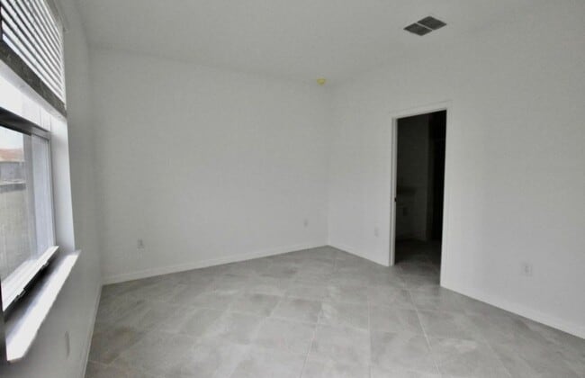 Building Photo - ***BEAUTIFUL - ANNUAL RENTAL***NEWER CONST...