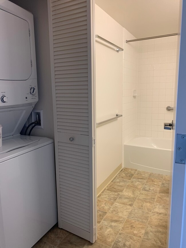 Building Photo - High Floor - Highly sought after Studio 1 ...