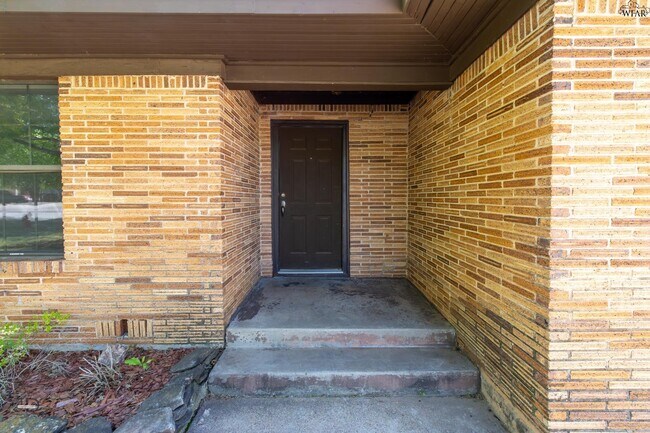 Building Photo - 501 W Texas Ave