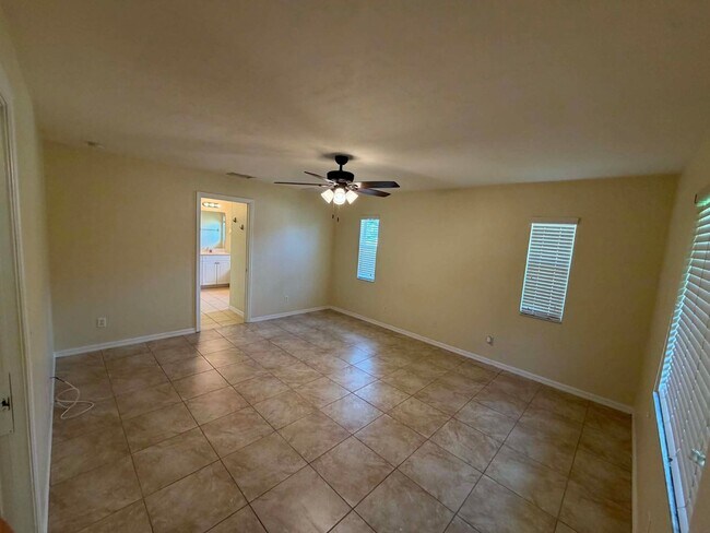 Building Photo - Your Dream Home Awaits in Port Charlotte!