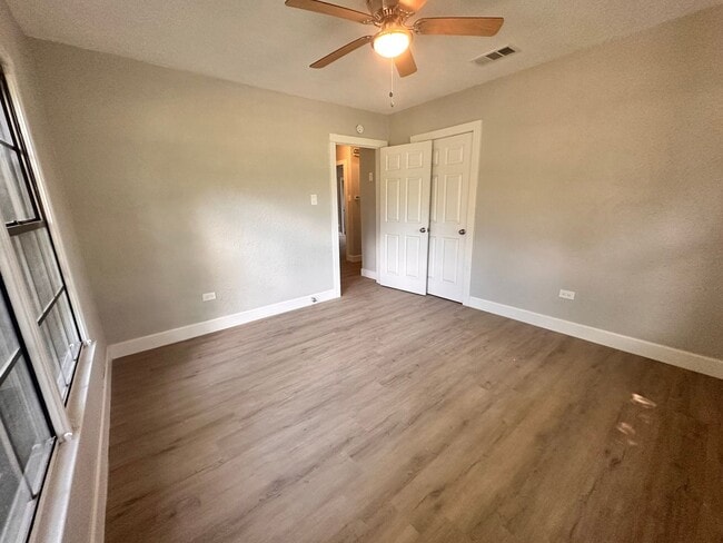 Building Photo - Charming 3 Bed 2 Bath Home with Bonus Den and Detached Garage