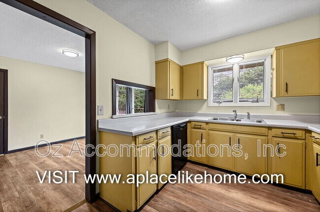 Building Photo - 608 E 78th St