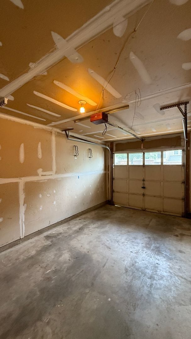 Building Photo - Glen Oaks Townhouse