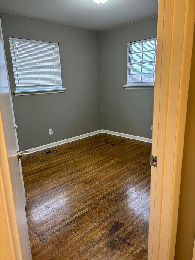 Building Photo - LARGE Spacious 5 bedroom 3 bathroom House