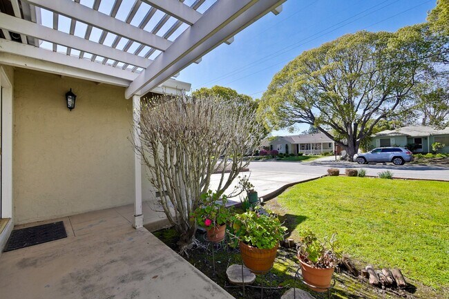 Building Photo - Awesome Home Located in a Quiet Tree Line ...
