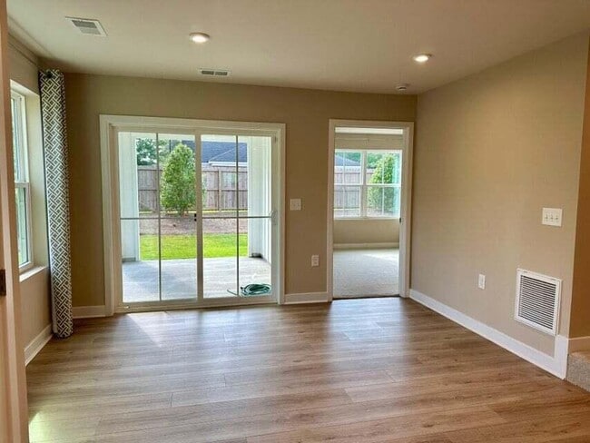 Building Photo - 107 Oxbow Dr