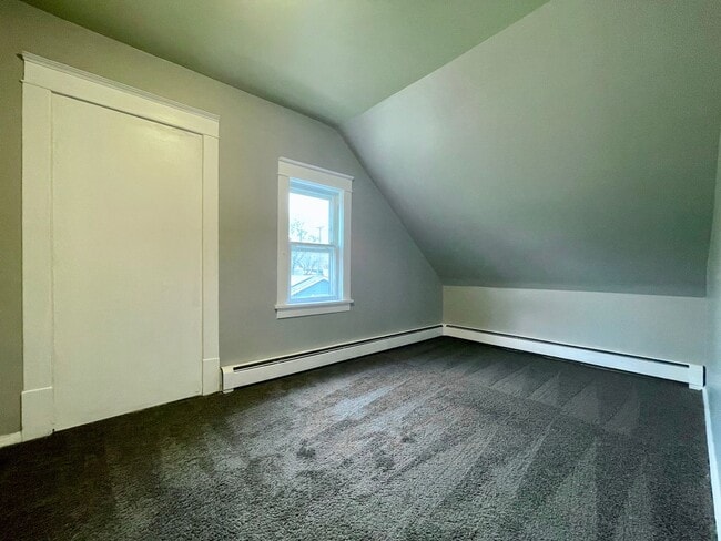 Building Photo - Bright and Charming 5 Bedroom 1.5 Bathroom...