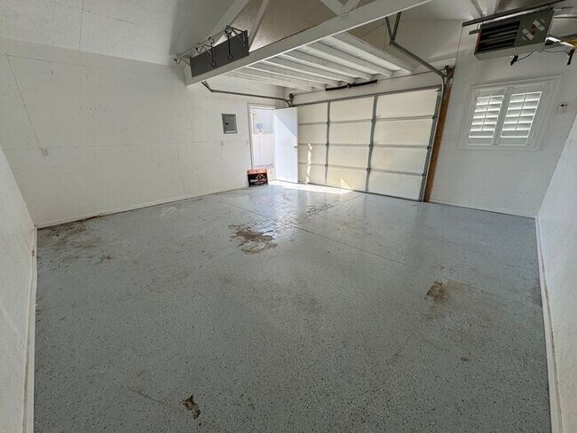 Building Photo - 4 bed 2 bath 2 car garage. Dog Friendly