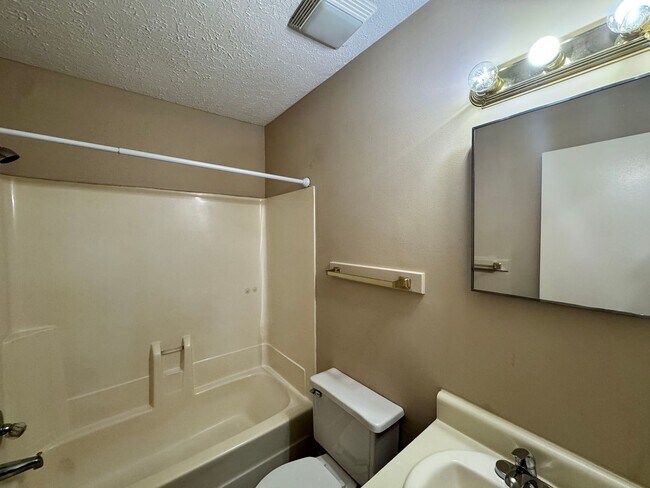 Building Photo - Great Location - Campbell County Townhome (176 Kitty Hawk Square)