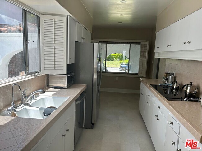 Building Photo - 352 S Wetherly Dr