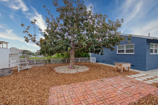 Building Photo - 2845 El Oeste Dr