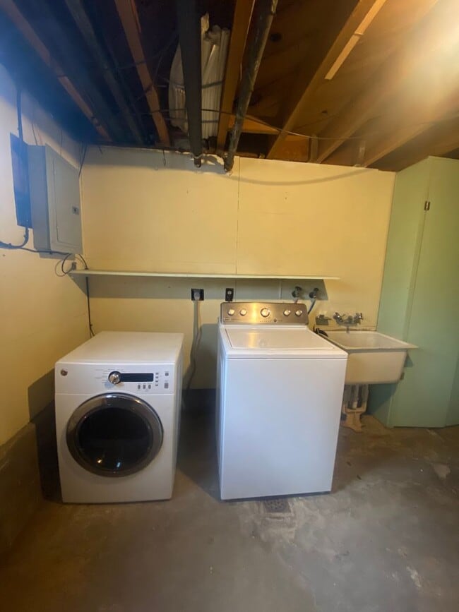 Building Photo - 2 bed 1 bath duplex. Less than 3 miles fro...