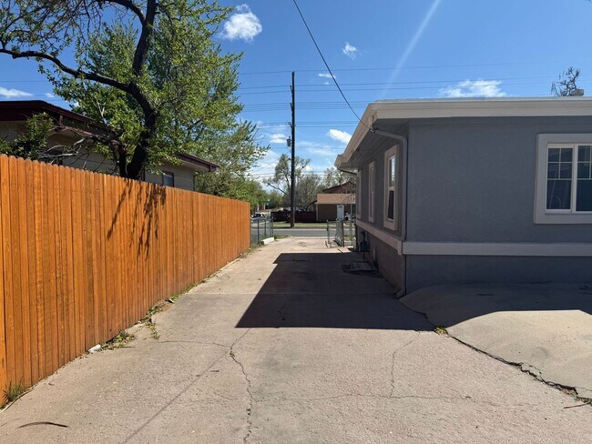 Building Photo - Near the heart of downtown 3 bedroom, 2 ba...