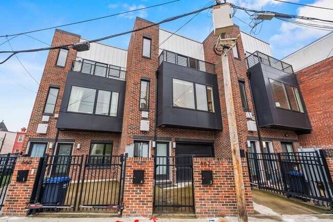 Building Photo - Bi-Level Shaw Condo