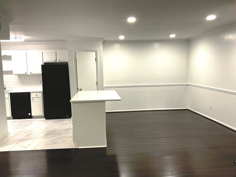 Building Photo - 1001 Woodland Vlg