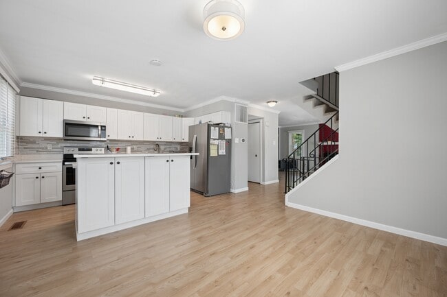 Building Photo - 1615 Colonial Way