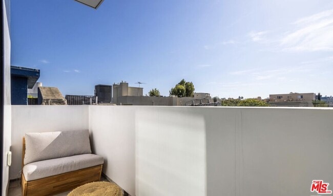 Building Photo - 137 N Doheny Dr