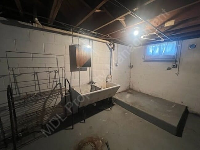 Building Photo - Come make this house your home!