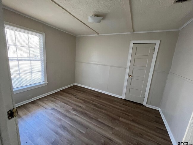 Building Photo - 2616 Oak Ln