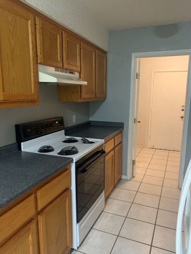 Building Photo - 415 Live Oak St