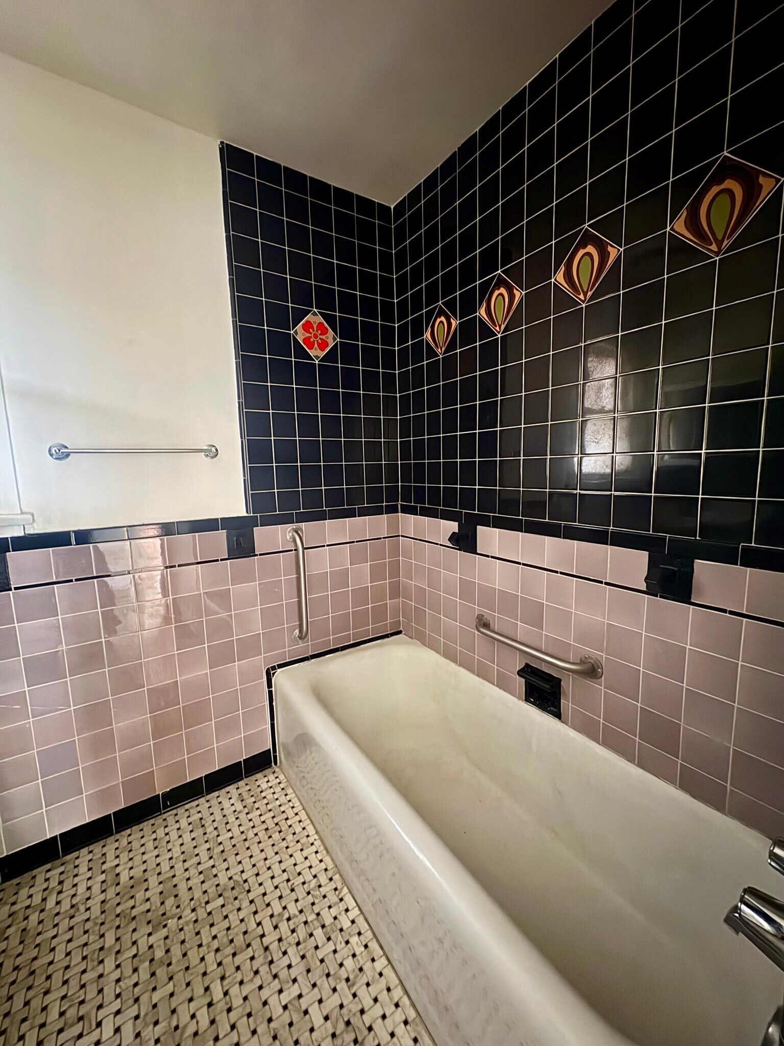Bathroom 1 - 8512 Saturn St
