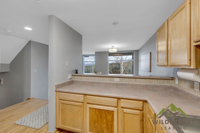 Building Photo - Spacious Townhome with Amazing Views