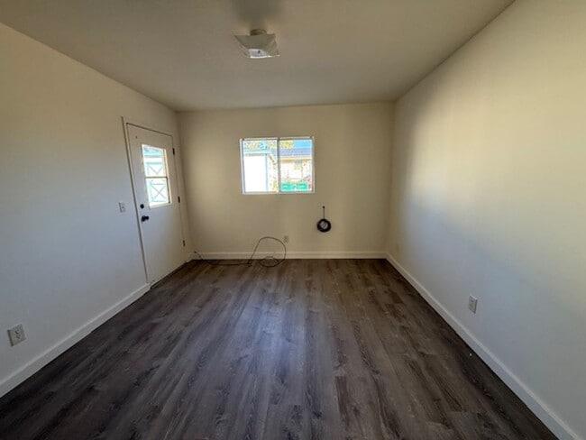 Building Photo - Completely remodeled and beautiful 2 Bedroom apartment available - Contact Property Pros