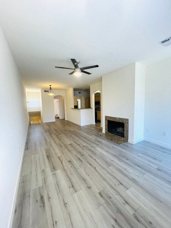 Building Photo - 1411 E Orangewood Ave