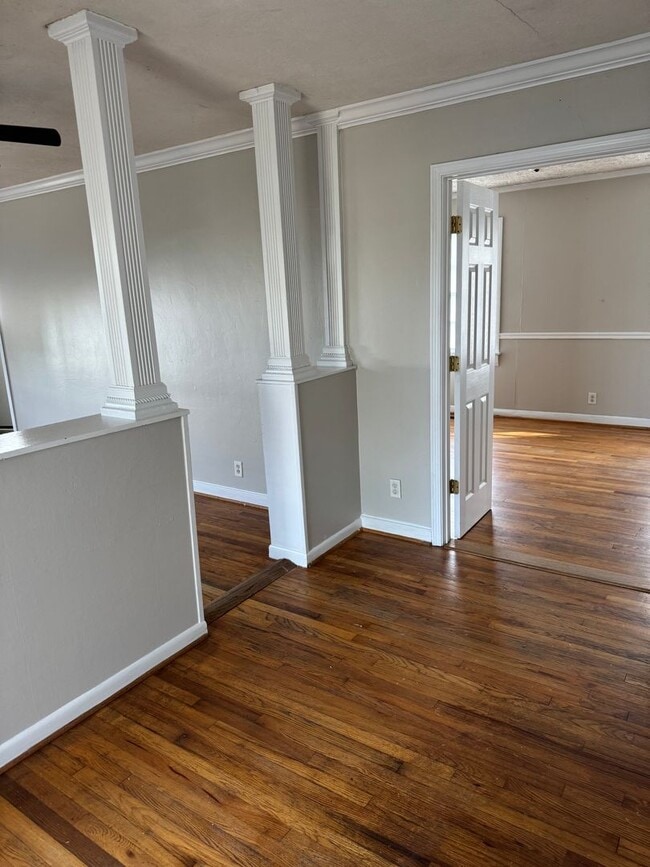 Building Photo - 320 W 41st St