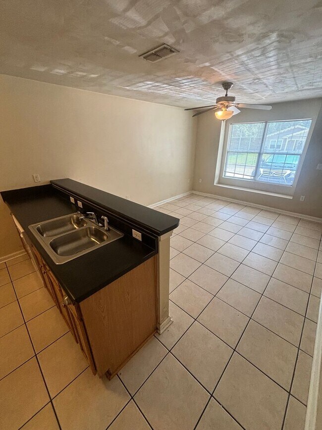 Building Photo - Awesome 3x3 Townhouse with Private Driveway!