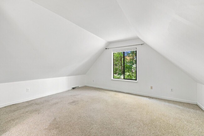 Building Photo - 322 Whispering Oaks Dr