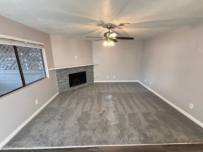Building Photo - Gorgeous 2Bed/2Bath Condo located just out...