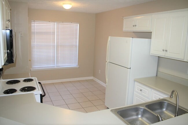 Building Photo - 622 Belle Court