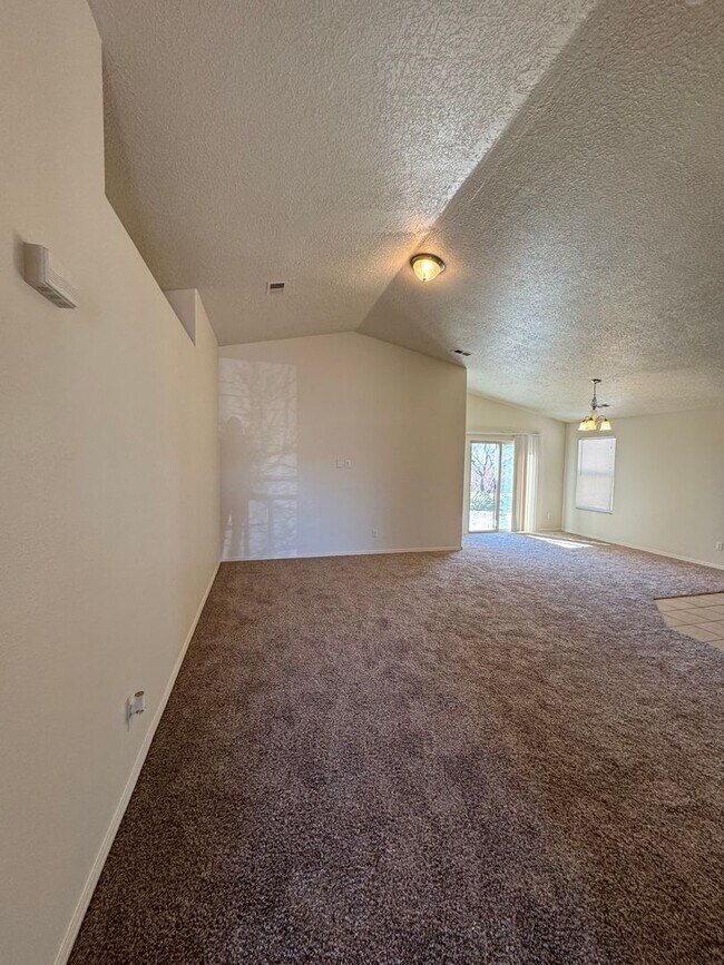 Building Photo - Coming soon!  Great 3 bed, 2 bath, home in Huning Ranch!