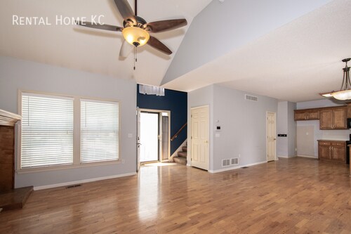 Building Photo - Open and Light 2-story w/fin bsmt and fenc...