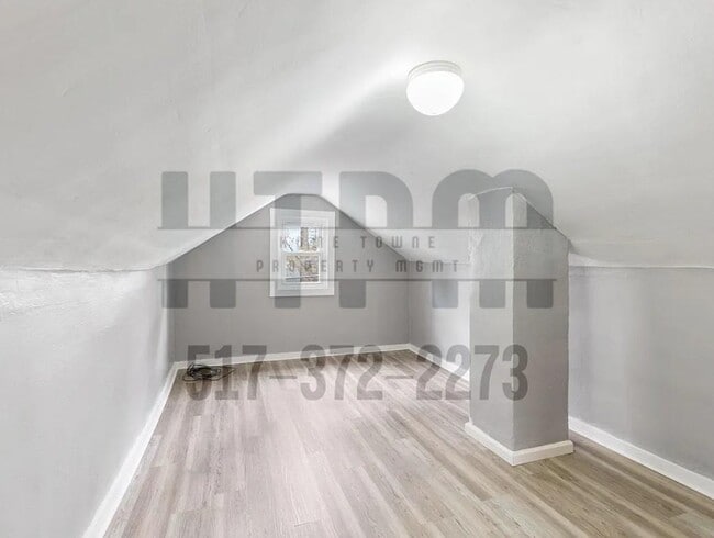 Building Photo - 523 W Hodge Ave